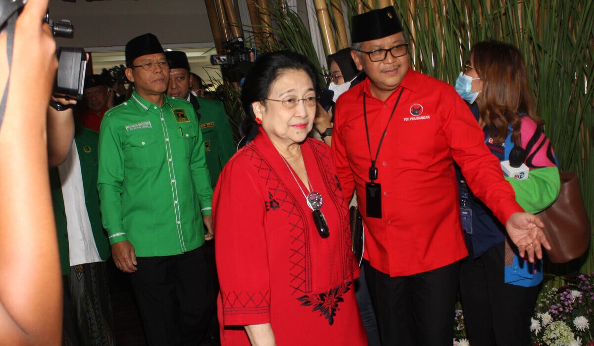 Ketua Umum PDI Perjuangan Megawati Soekarnoputri (tengah) bersama dengan Sekjen PDIP Hasto Kristiyanto (kanan).
