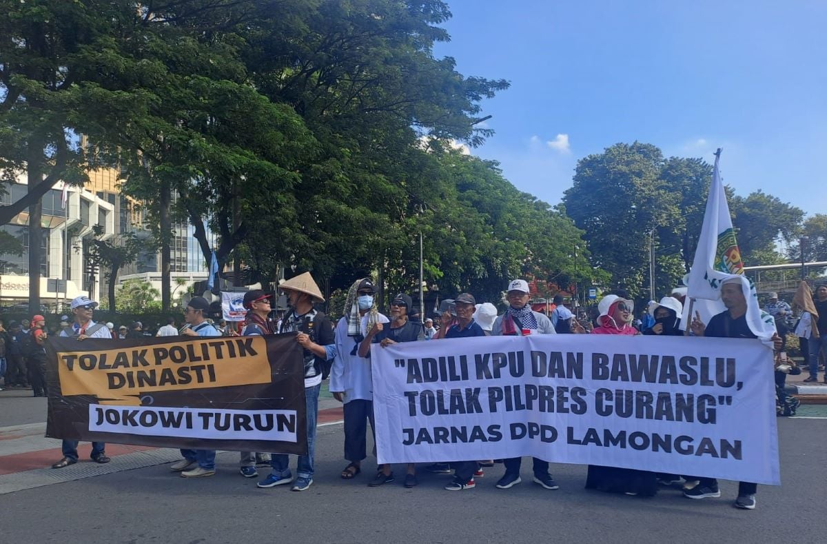 Massa berunjuk rasa di kawasan Patung Kuda, Jakarta Pusat.
