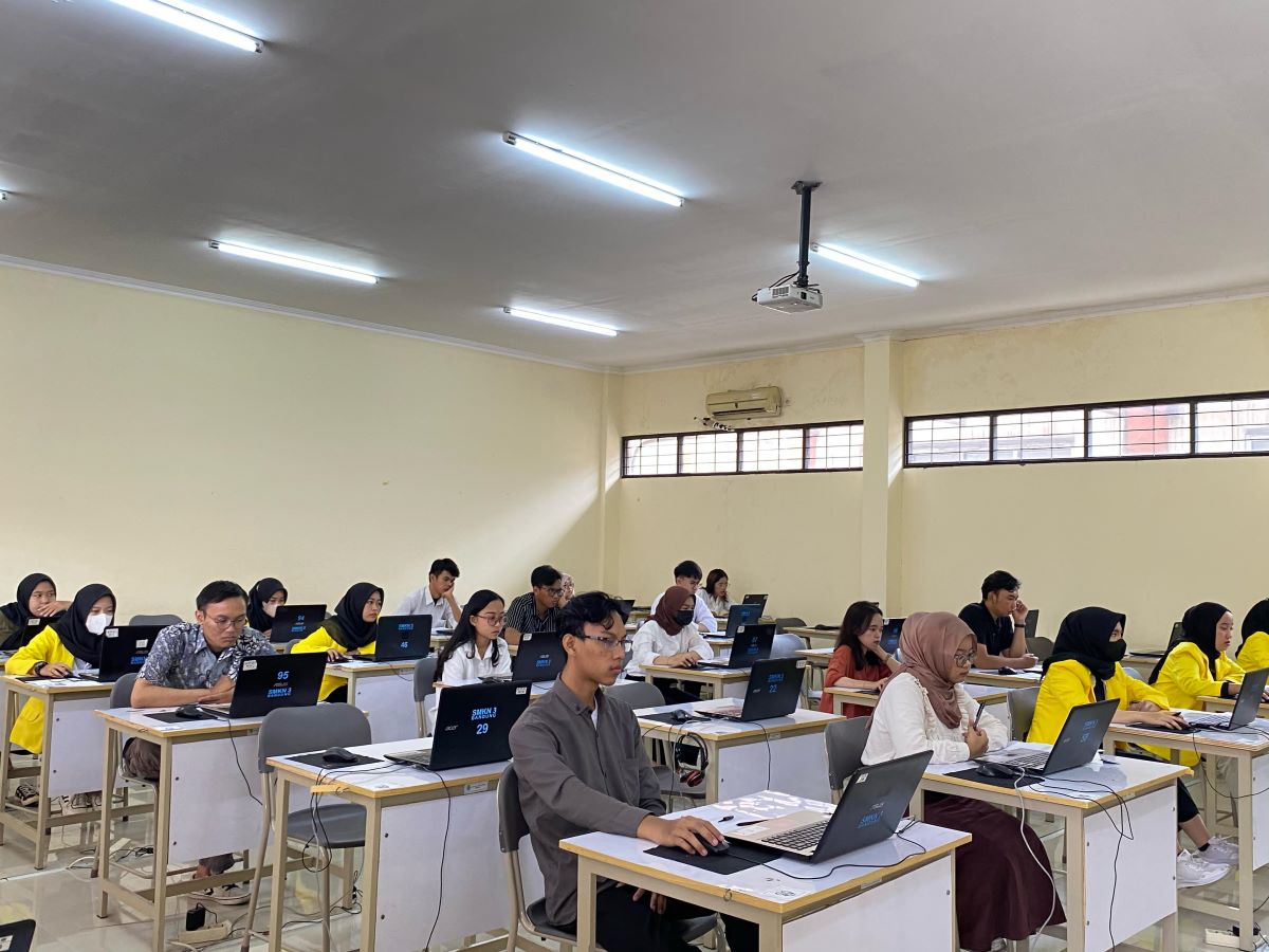 Para mahasiswa Universitas Terbuka mengikuti kegiatan pembelajaran.