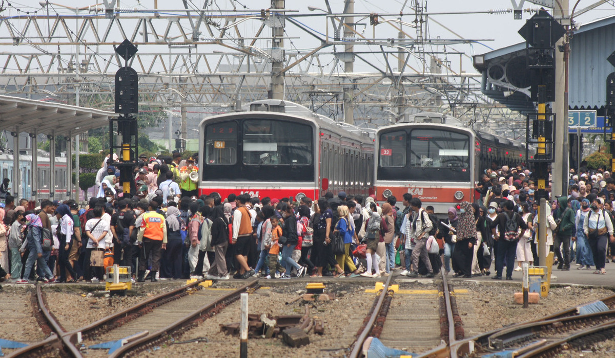 Para Penguna jasa Kereta KRL Commuter Line hilir mudik saat turun dan akan naik di Satasiun Bogor, Jawa Barat.