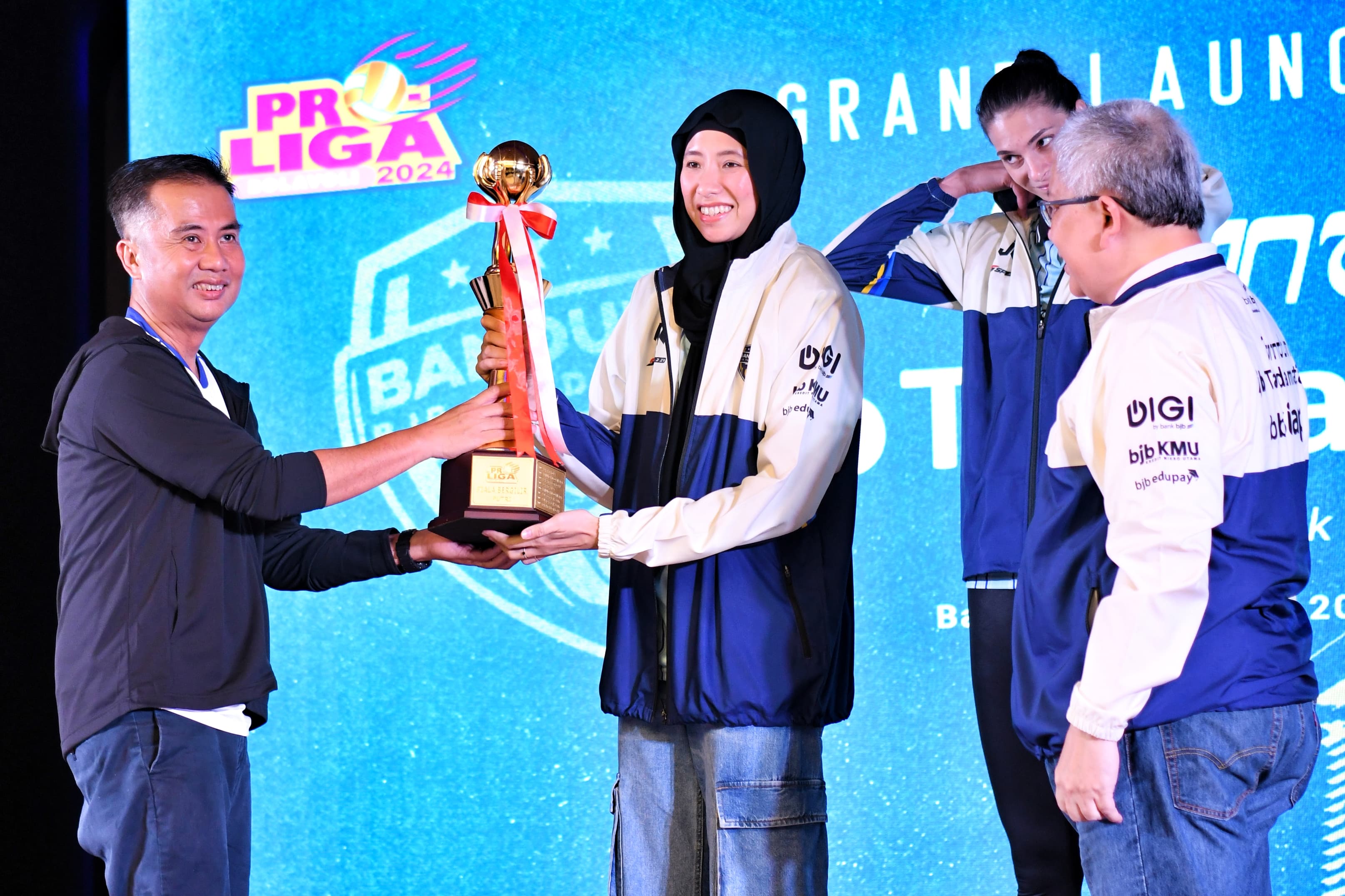 Penjabat Gubernur Jawa Barat Bey Machmudin melepas tim bola voli putri Bandung BJB Tandamata untuk mengikuti Proliga 2024