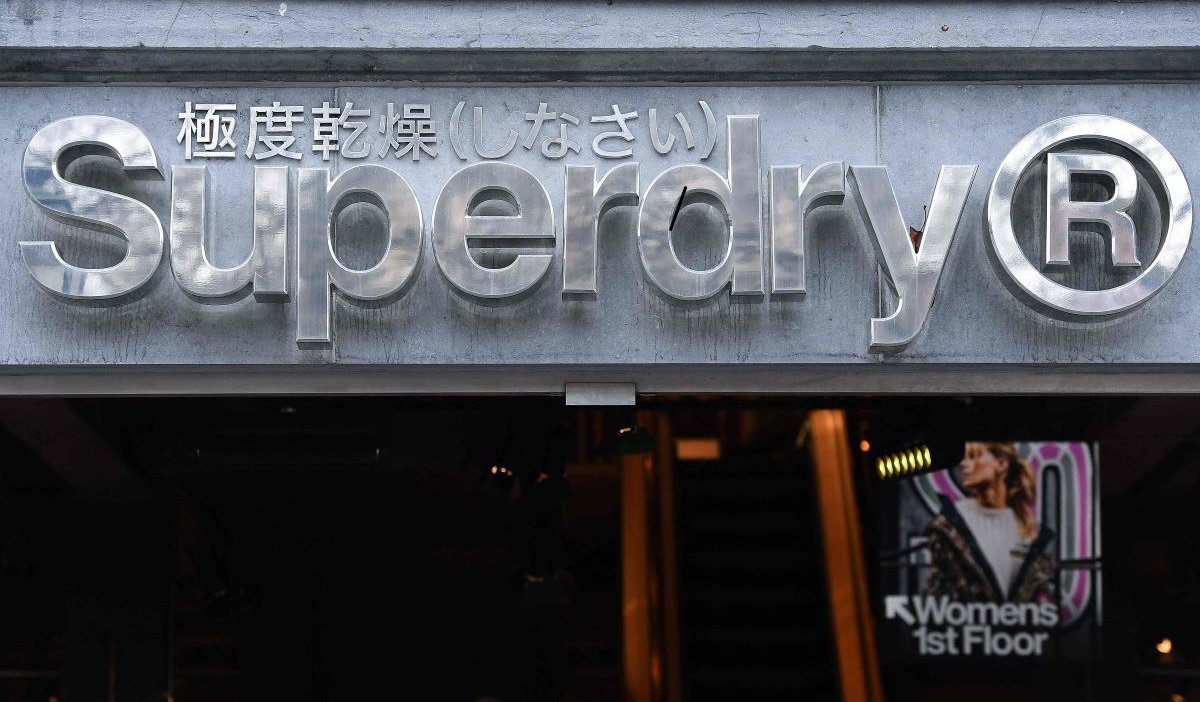 Logo jaringan pengecer pakaian Inggris Superdry dipajang di bagian depan suatu toko, Brussels, Belgia, pada 8 Februari 2018.