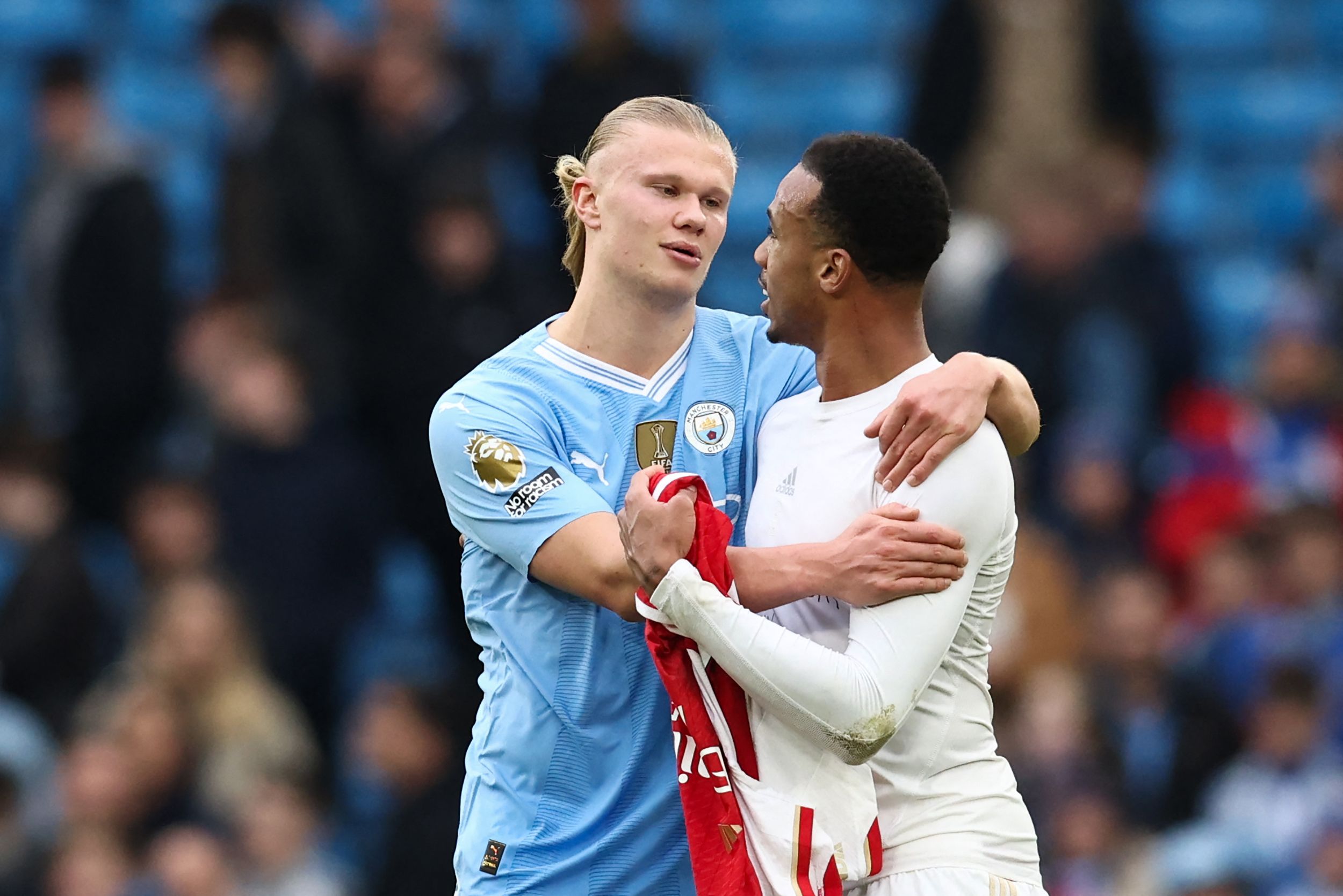 Penyerang Manchester City Erling Haaland menyapa pemain bertahan Arsenal Gabriel Magalhaes