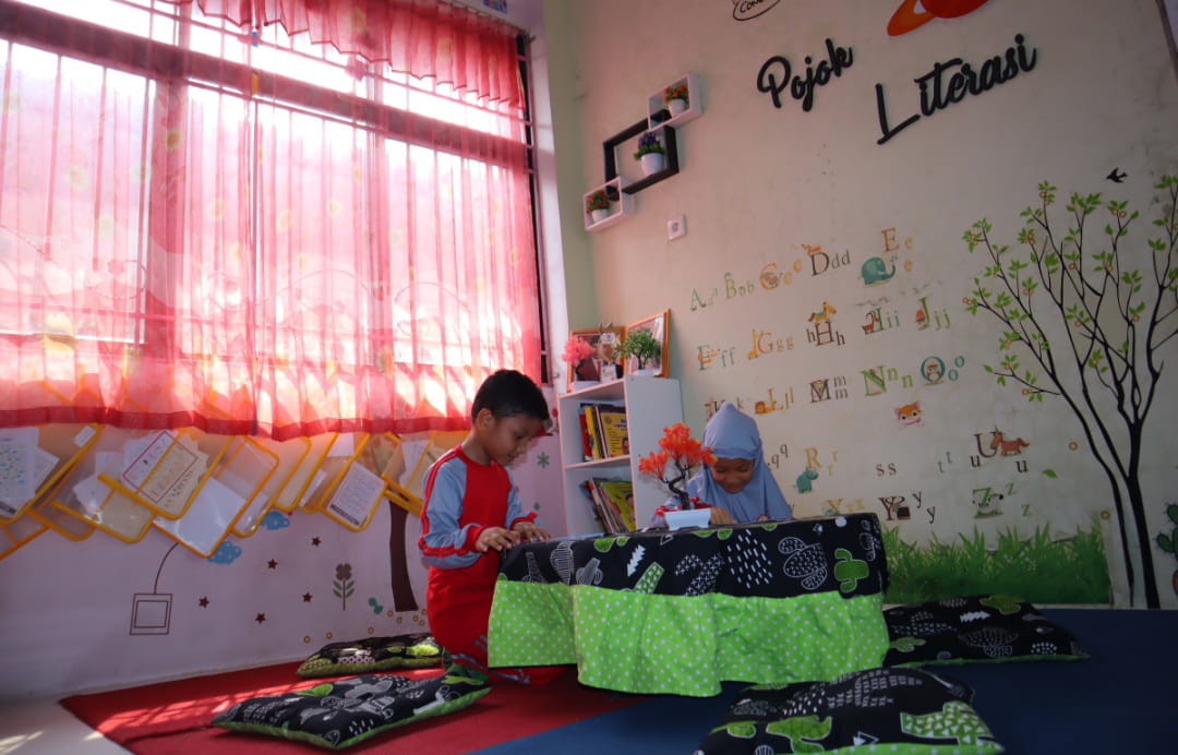 Dua siswa SD Telkom Padang belajar di kelas bilingual