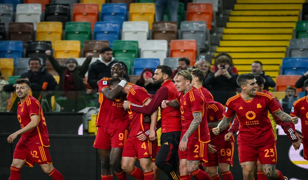 Para pemain AS Roma melakukan selebrasi usai mencetak gol ke gawang Udinese di laga Serie A