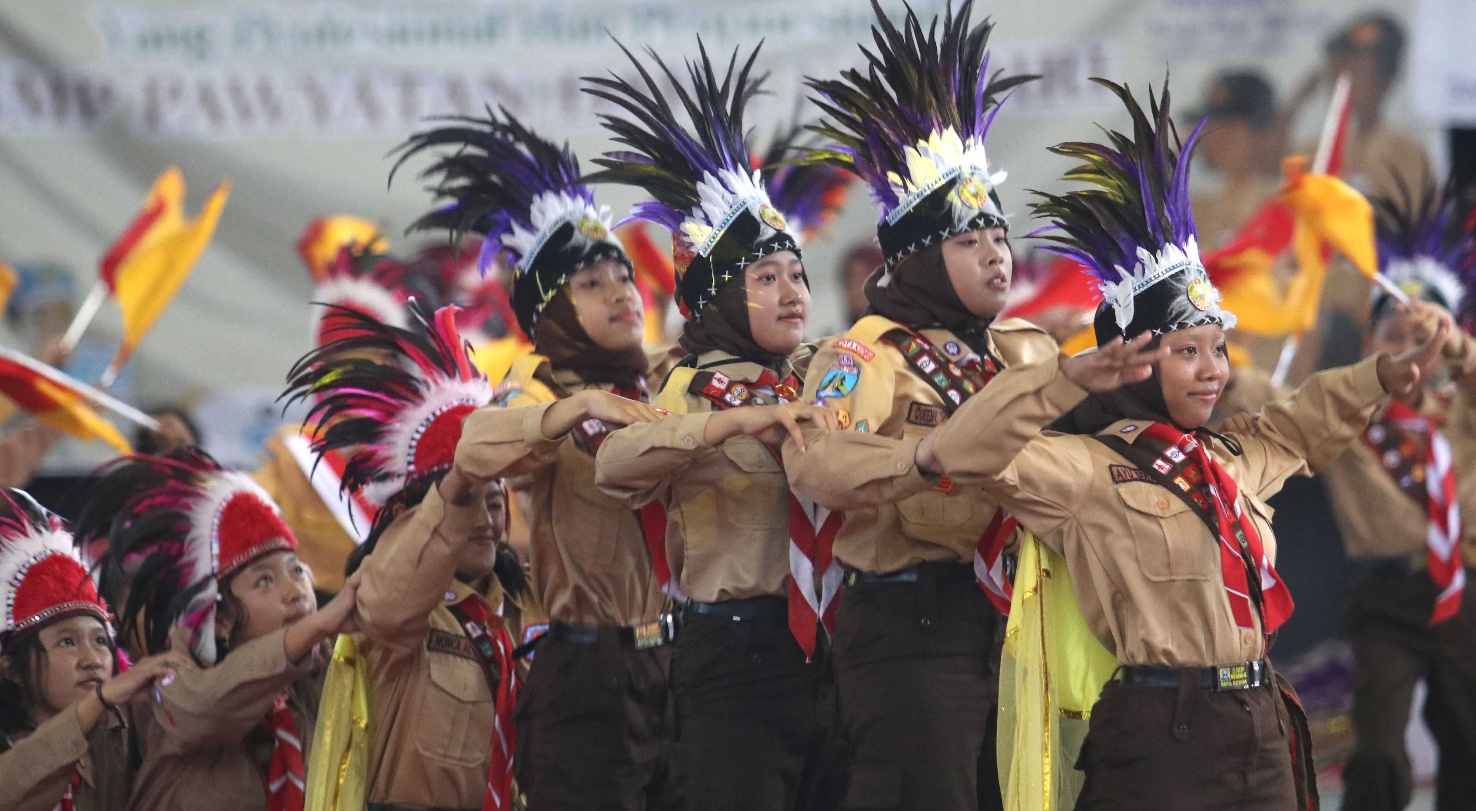 Sejumlah pelajar menari saat peluncuran Gerakan Gemar Menabung pada peringatan Hari Pramuka 