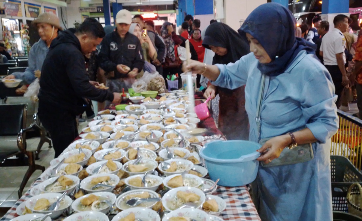 Sebanyak 10 bus pemudik gratis membawa warga Klaten dari Jakarta tiba di Terminal Ir Soekarno Klaten. 