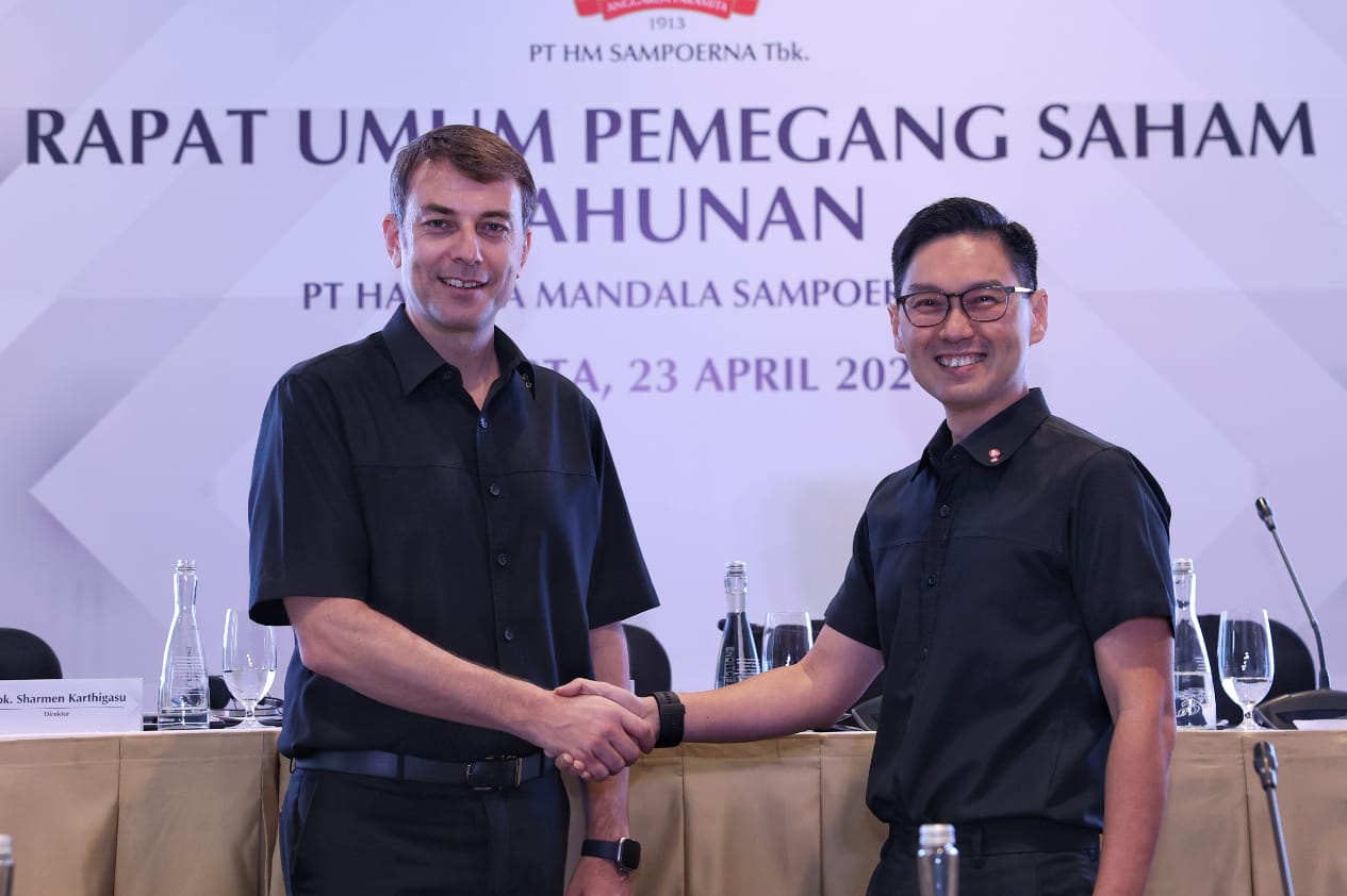 Para pemegang saham menyetujui penunjukan Ivan Cahyadi (kanan) sebagai Presiden Direktur Sampoerna yang baru. 