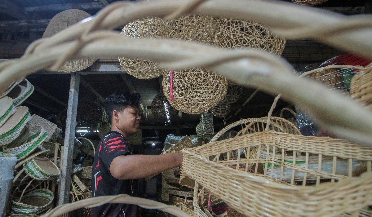 Ilustrasi: Perajin merapikan kerajinan keranjang berbahan rotan di Jalan Semeru Raya, Grogol, Jakarta. 
