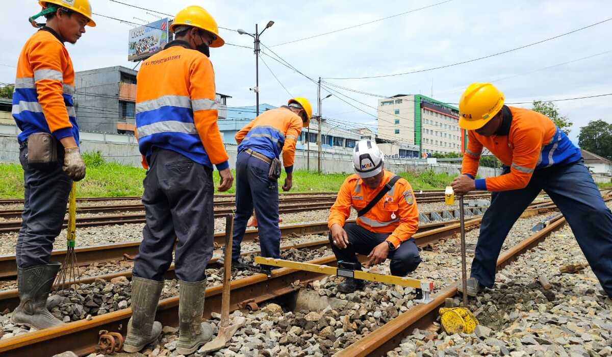 Ilustrasi pembenahan jalur kereta api KA Jakarta-Bandung.
