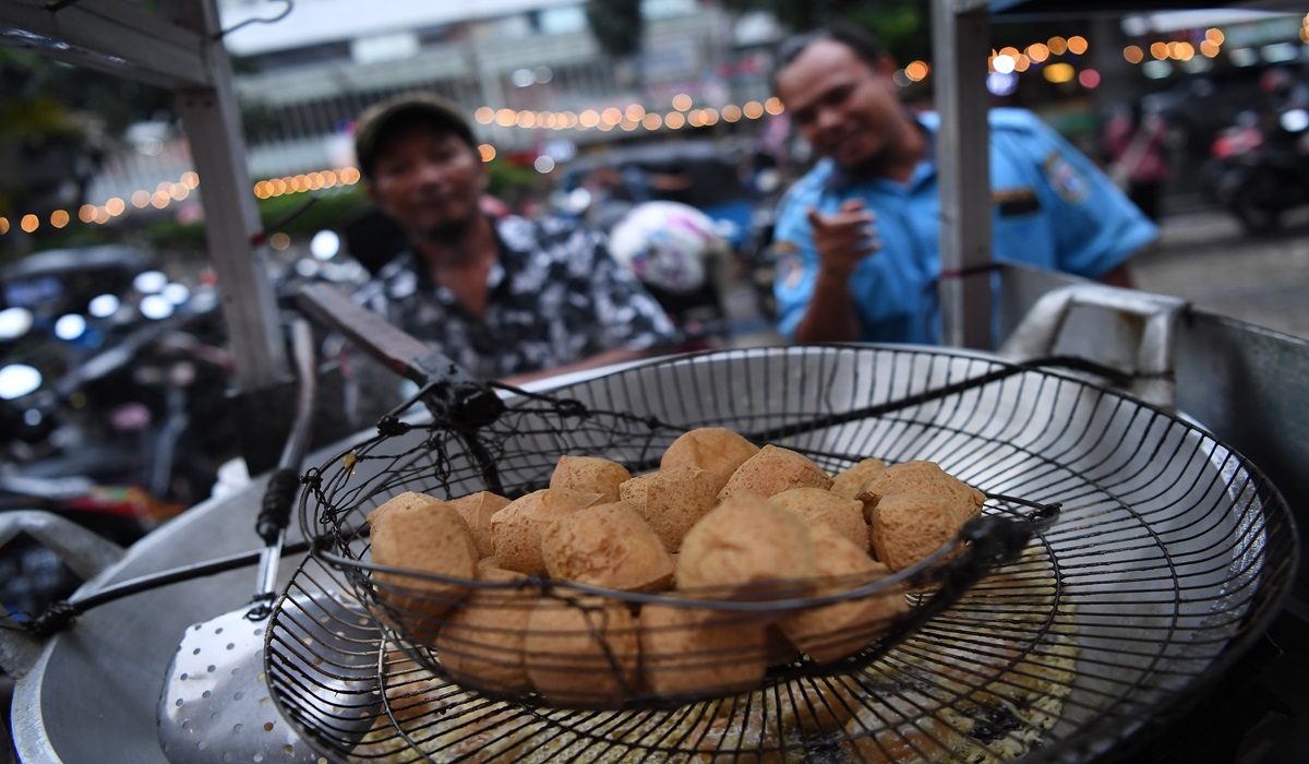 Pedagang menggoreng tahu untuk dijual di Pasar Baru, Jakarta Pusat.