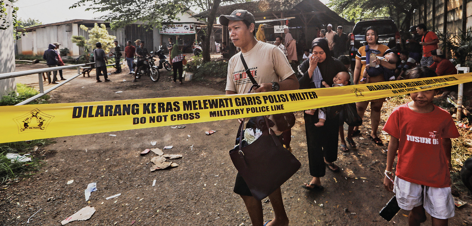 Warga yang terdampak oleh kebakaran gudang amunisi milik Kodam Jaya mengungsi dari Kampung Parung Pinang, Desa Ciangsana.