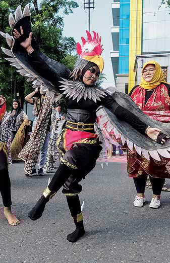 Anggota komunitas Solo Menari membawakan Tari Animal Movement saat pelaksanaan hari bebas kendaraan bermotor di Surabaya, kemarin.