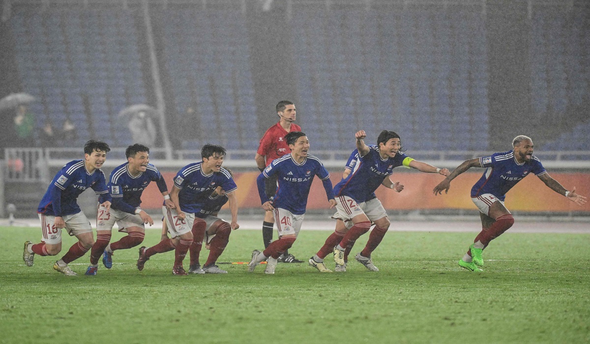 Pemain Yokohama F-Marinos melakukan selebrasi usai menang adu penalti atas Ulsan Hyundai di laga semifinal Liga Champions Asia.