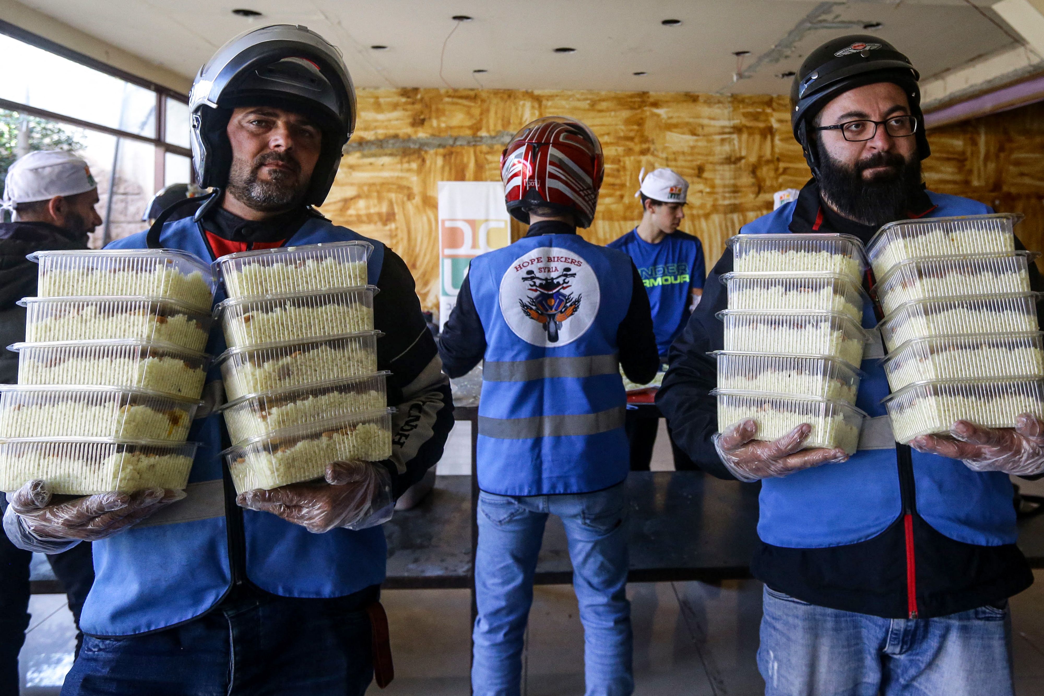Anggota Hope Bikers Membagikan Makanan untuk Sahur dan Berbuka