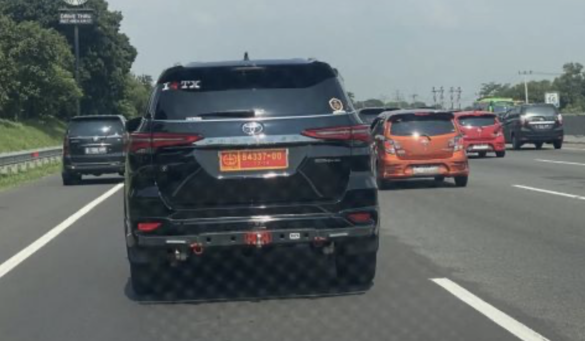 Pelat TNI Palsu dibuang sopir fortuner arogan ke Lembang