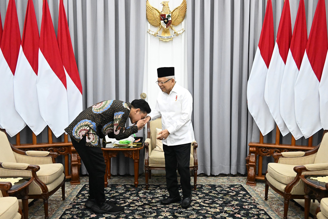 Wakil Presiden terpilih Gibran Rakabuming Raka (kiri) mencium tangan Wapres Ma'ruf Amin (kanan)