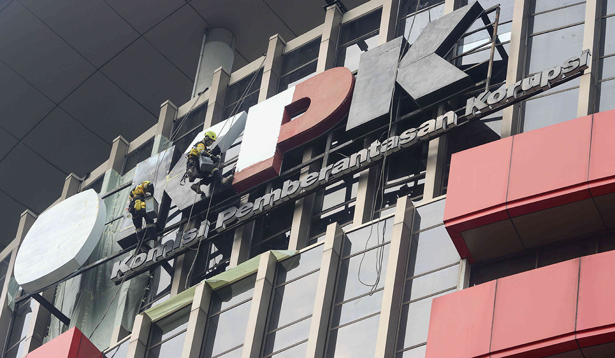 Pekerja mengecat logo Komisi Pemberantasan Korupsi (KPK) di Gedung Merah Putih, Jakarta, Selasa (10/8/2021).