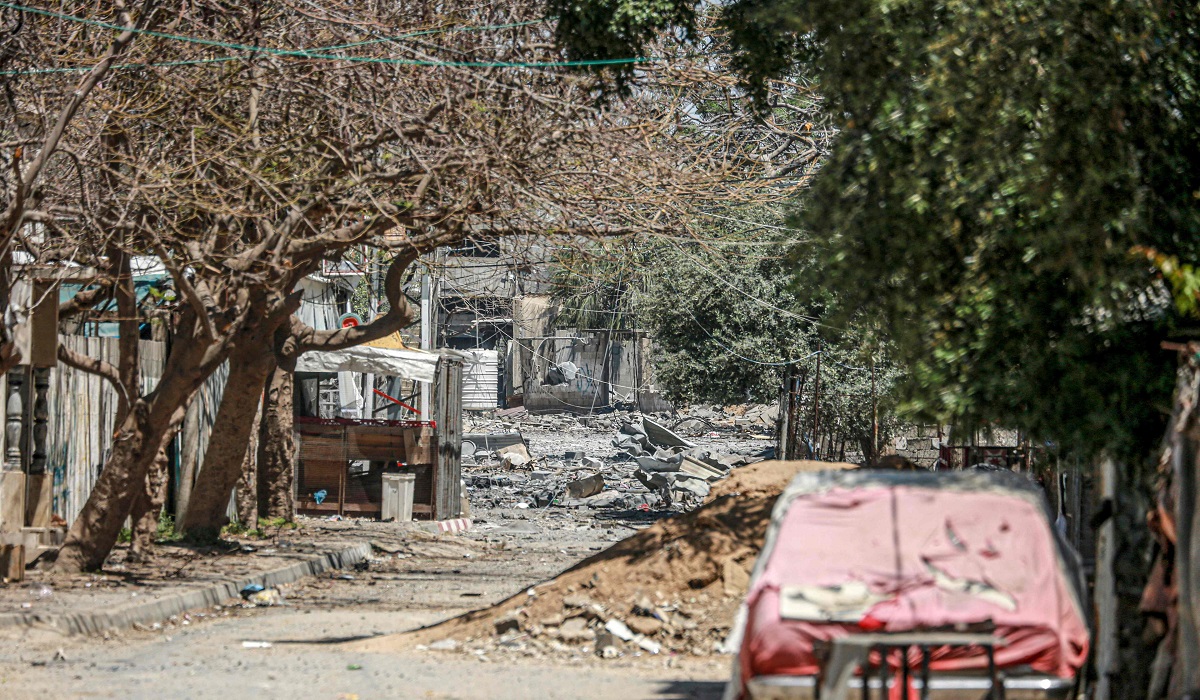 Gambar ini menunjukkan jalan yang dipenuhi puing-puing di kota Nuseirat di Jalur Gaza tengah setelah pemboman Israel