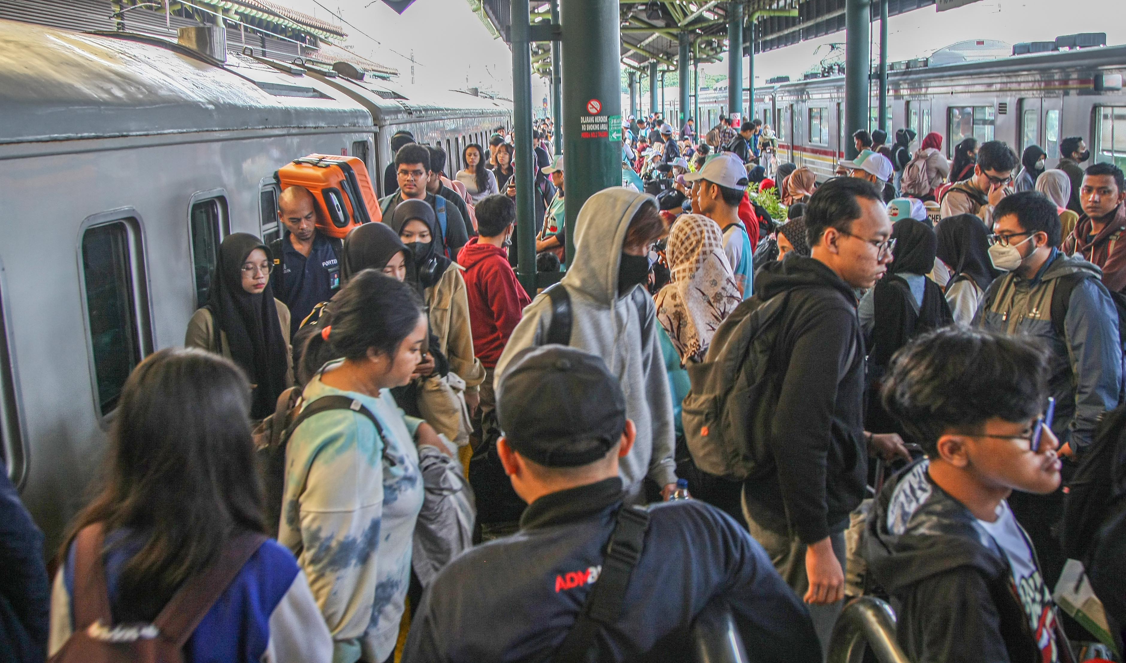  Para penumpang antre memasuki gerbong kereta api eksekutif Argo Dwipangga