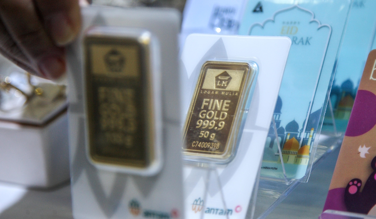 Petugas memperlihatkan emas 100 gram keluaran Antam di Jakarta 