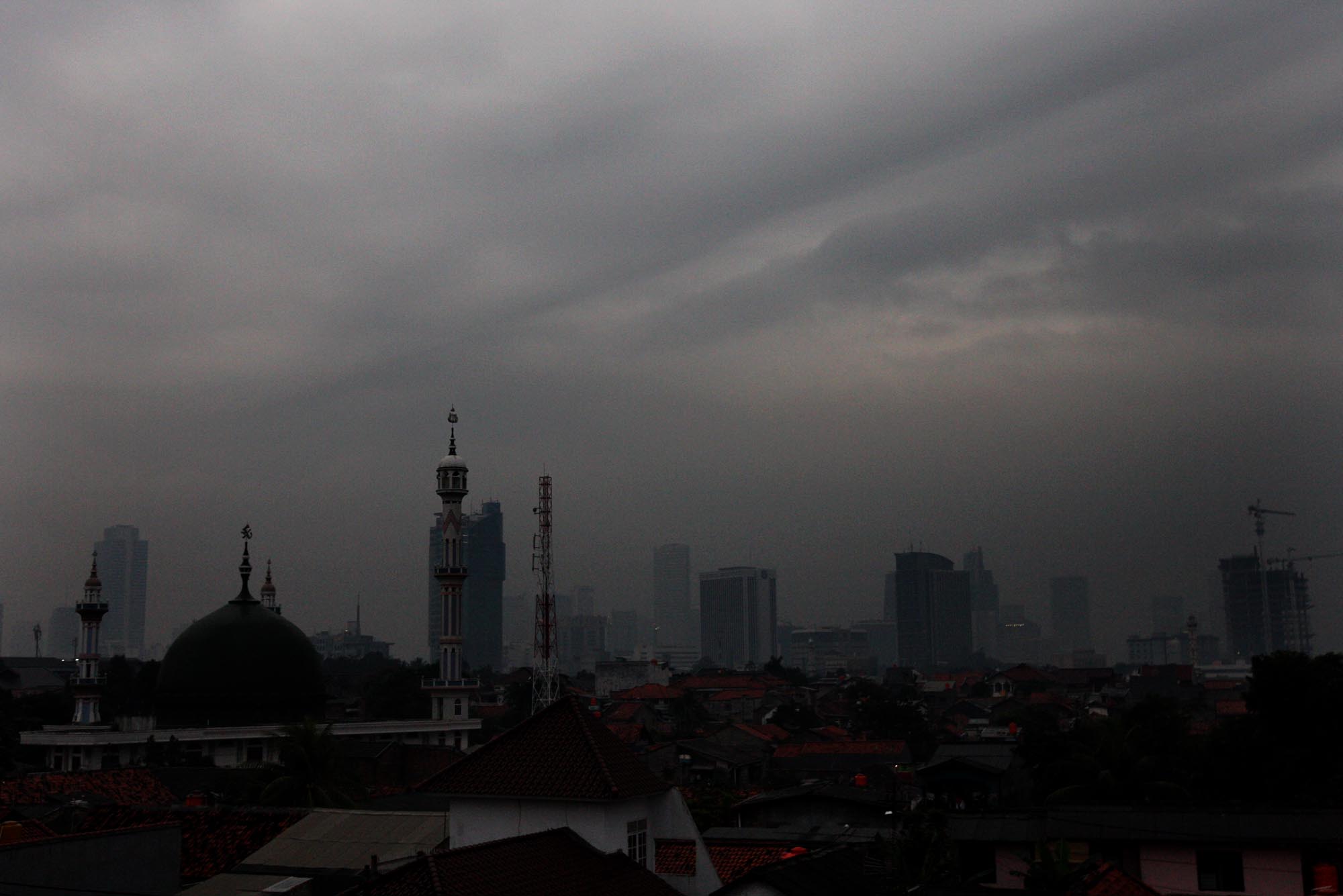 Suasana langit Jakarta yang masih gelap 