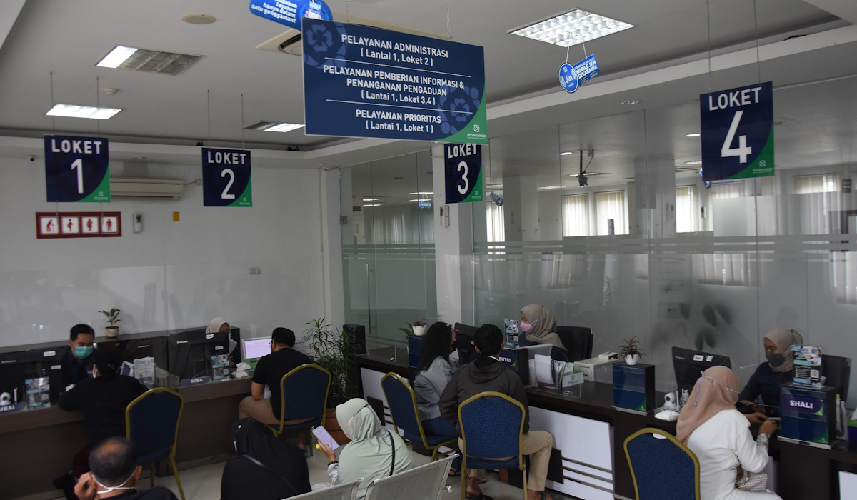 Petugas melayani warga di Kantor BPJS Kesehatan Cabang Jakarta Timur, Rawamangun, Jakarta.