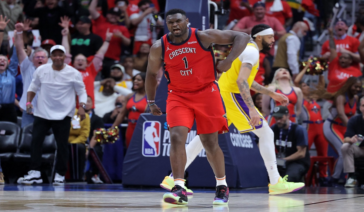 Forward New Orleans Pelicans Zion Williamson meringis kesakitan di laga play-in NBA melawan Los Angeles Lakers
