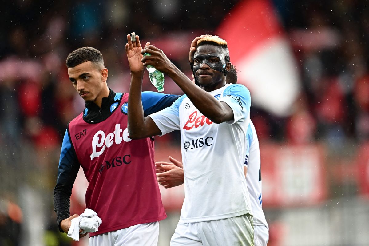 Pemain Napoli Victor Osimhen mengapresiasi para pendukung.