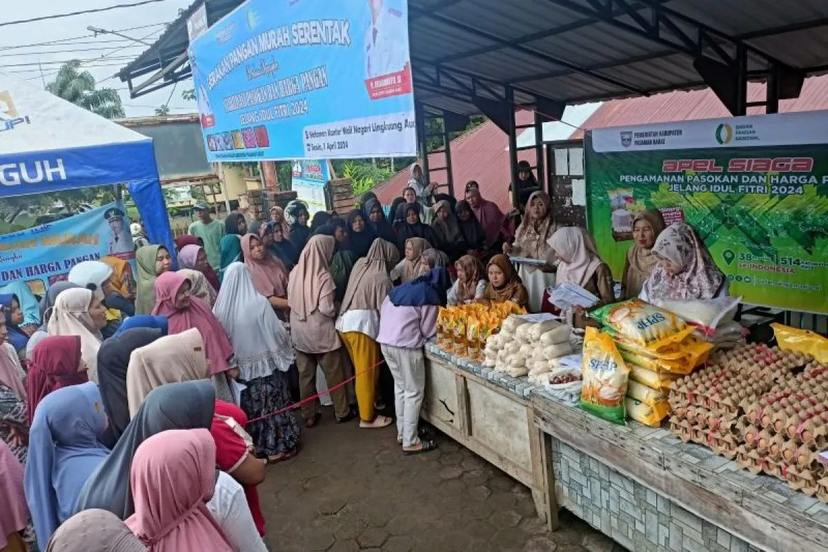 Dinas Ketahanan Pangan Kabupaten Pasaman Barat saat menggelar pangan murah di Kantor Wali Nagari  Lingkuang Aua bagi masyarakat.