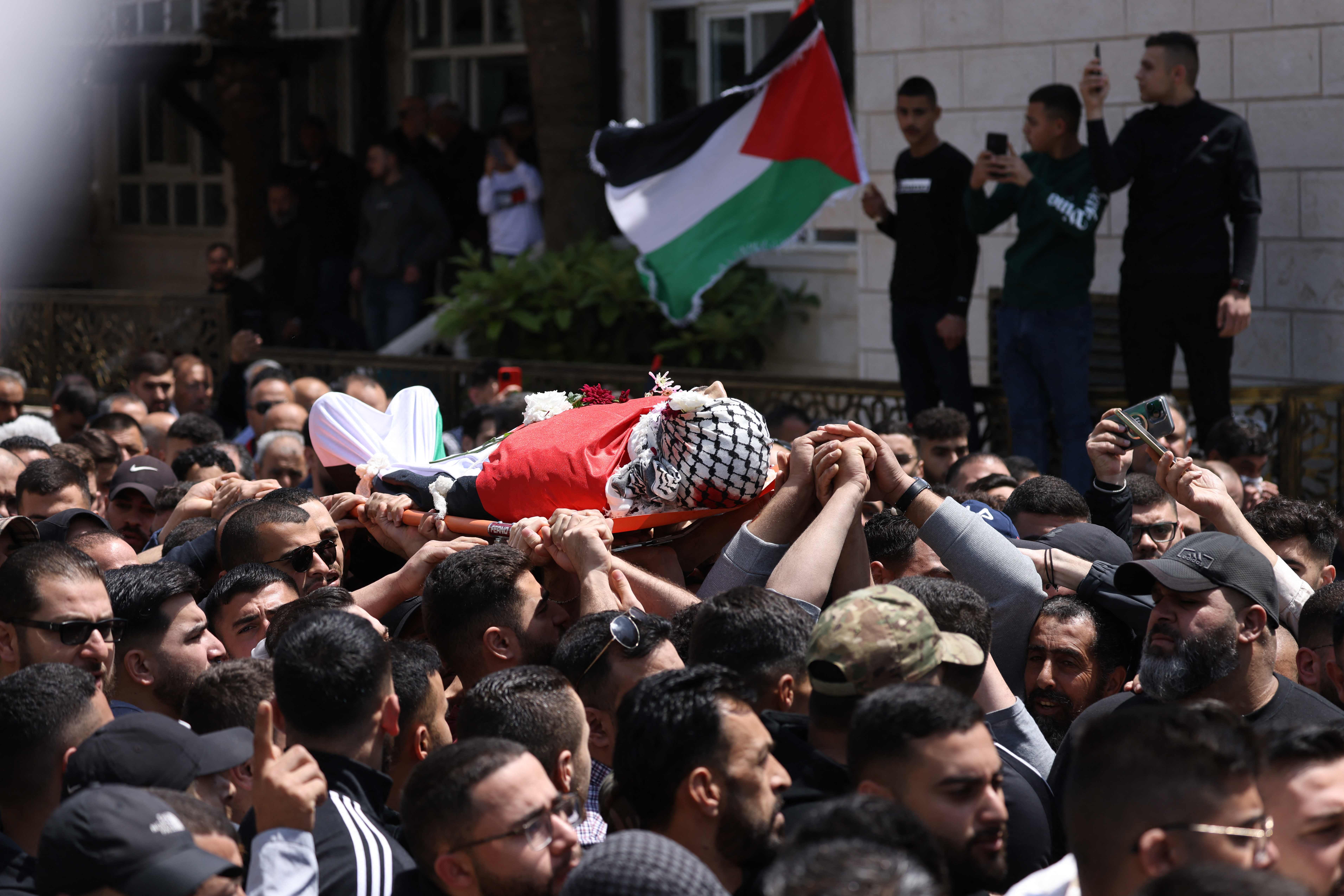 Warga Palestina mengusung jenazah salah satu korban kekerasan di Tepi Barat yang dilakukan penduduk ilegal Israel