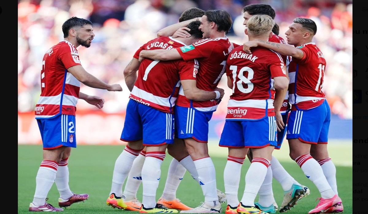 Para pemain Granada melakukan selebrasi usai mencetak gol ke gawang Alaves di laga La Liga.