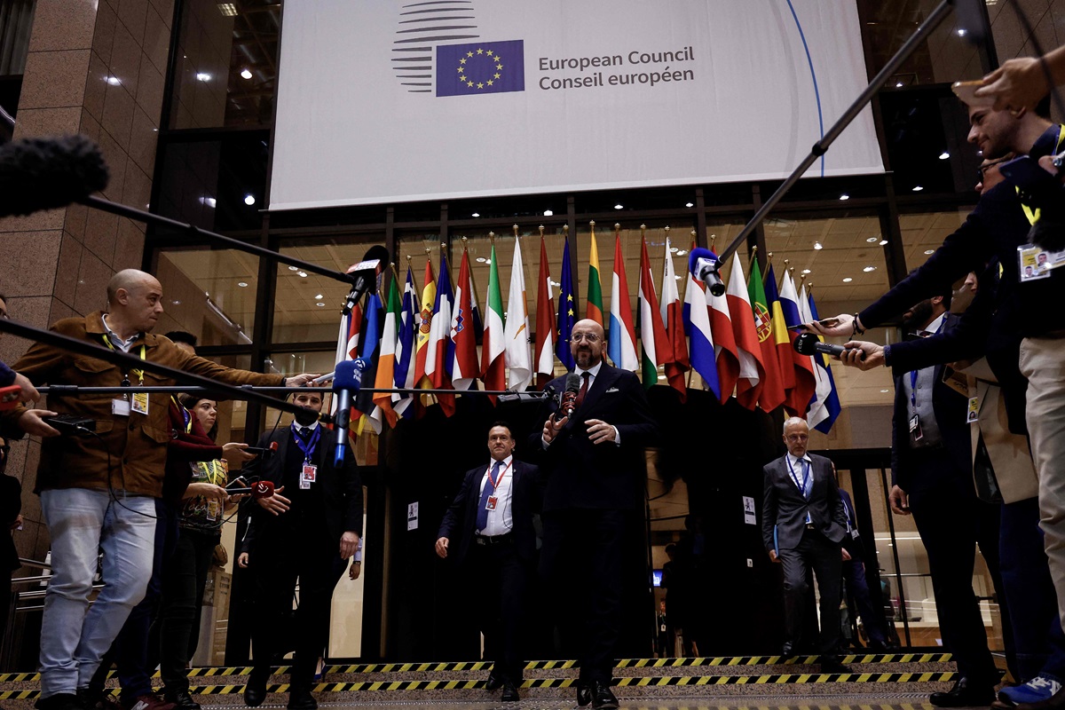 Pemimpin Uni Eropa mempertimbangkan tanggapan terhadap dugaan campur tangan Rusia menjelang pemilihan umum bulan Juni di blok tersebut. 