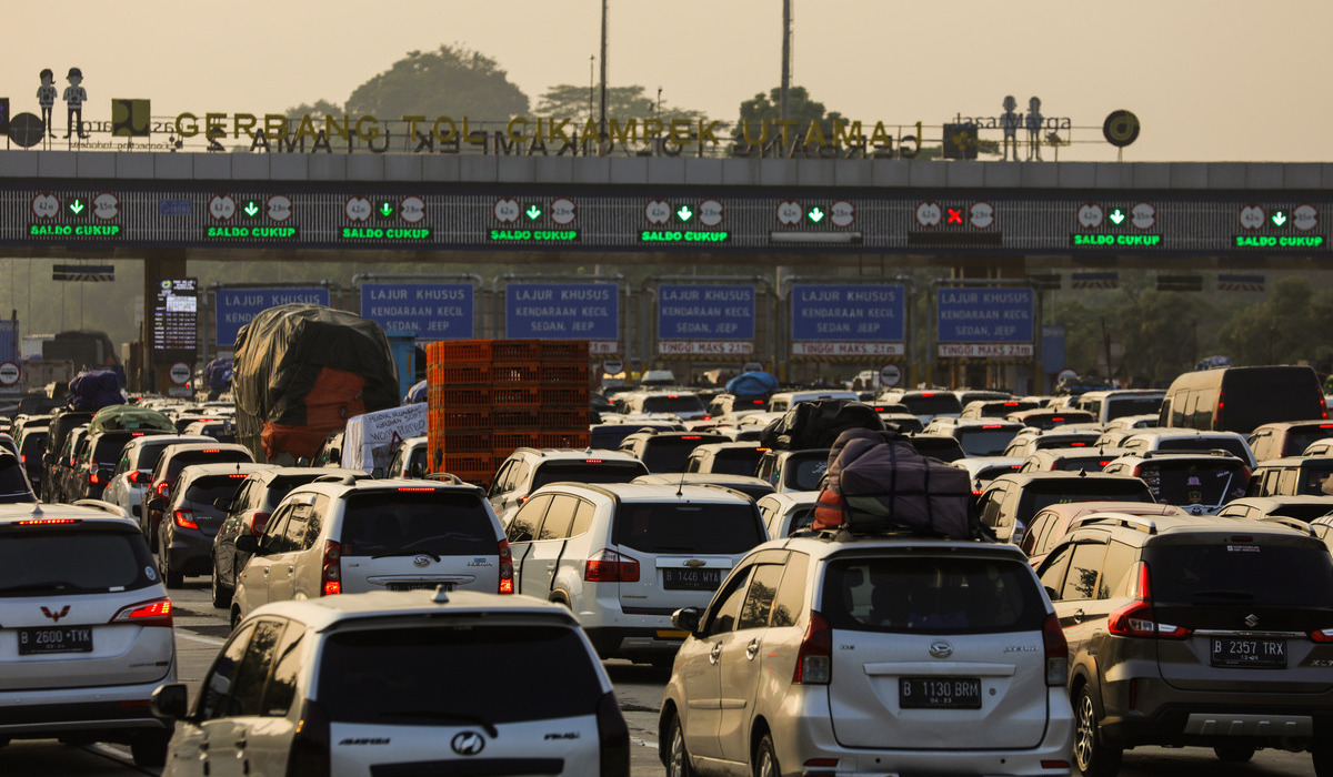 Antrean kendaraan di Gerbang Tol (GT) Cikampek Utama, Karawang, Jawa Barat.