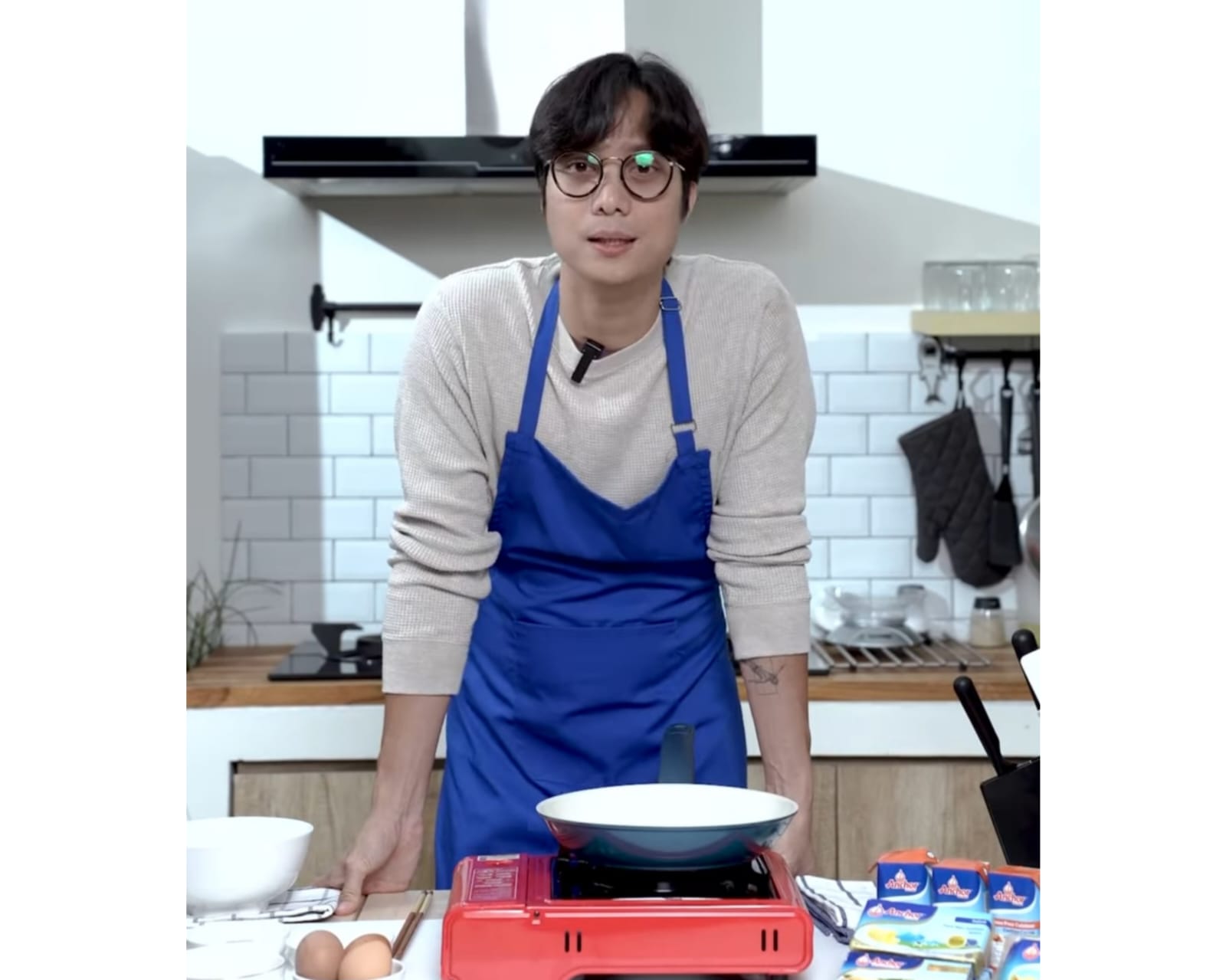 Penyanyi Dikta memasak dengan bahan andalan keju.