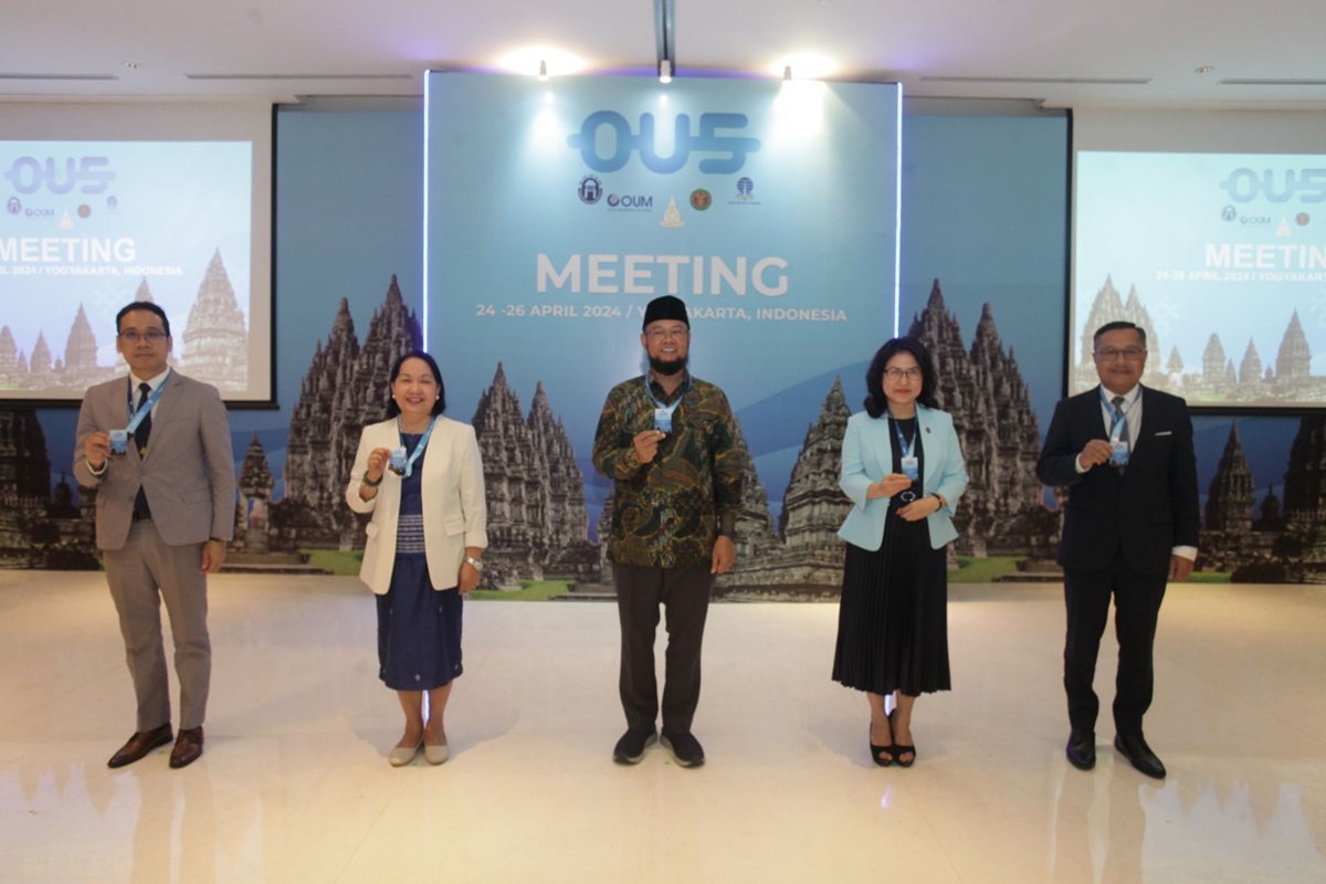 Rektor UT, Prof. Ojat Darojat, MBus PhD, mengungkapkan pentingnya OU5 sebagai platform berbagi pengetahuan antara akademisi dan peneliti. 