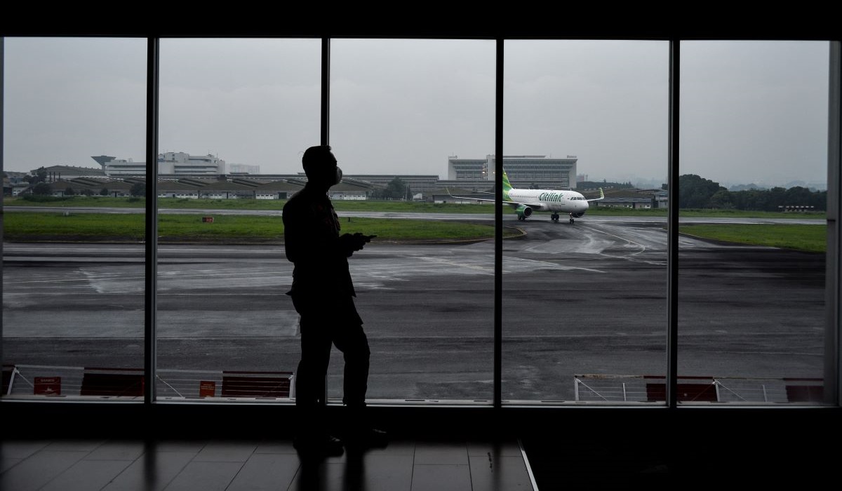 Calon penumpang melihat kedatangan pesawat menuju Bali yang baru tiba di Bandara Husein Sastranegara, Bandung, Jawa Barat.