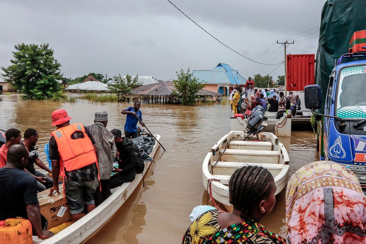 Warga dievakuasi akibat banjir di Tanzania.