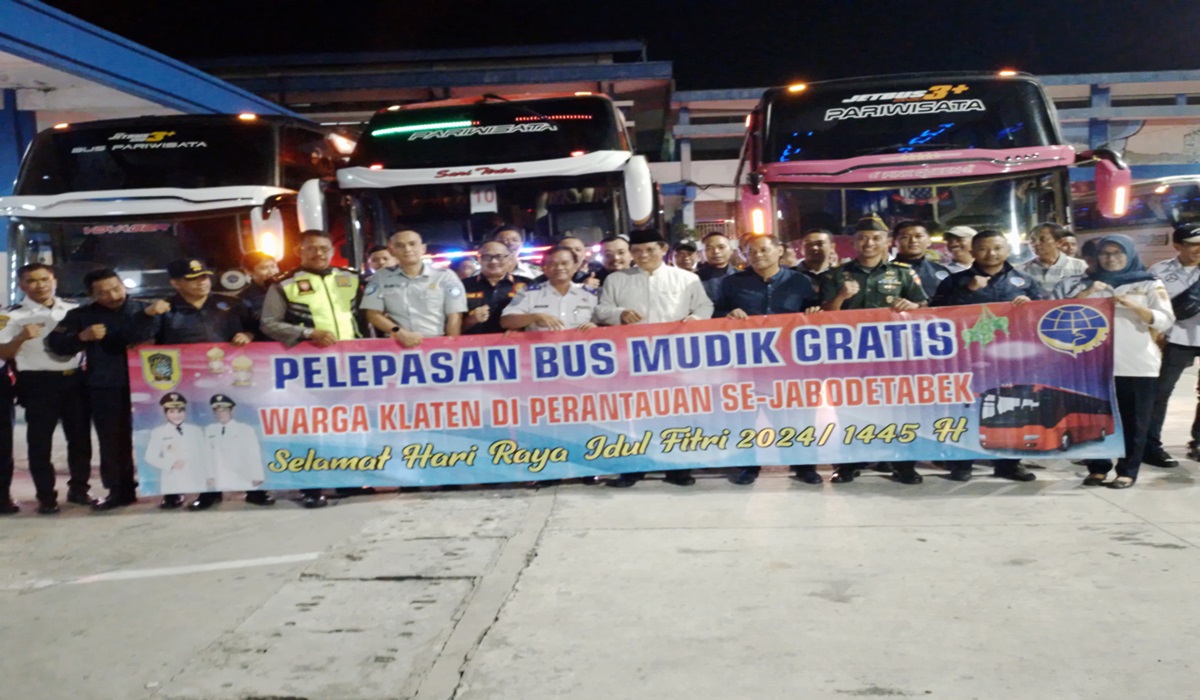 Wakil Bupati Yoga Hardaya memberangkatkan 10 bus mudik gratis lebaran di Terminal Ir Soekarno, Kamis (4/4) malam.