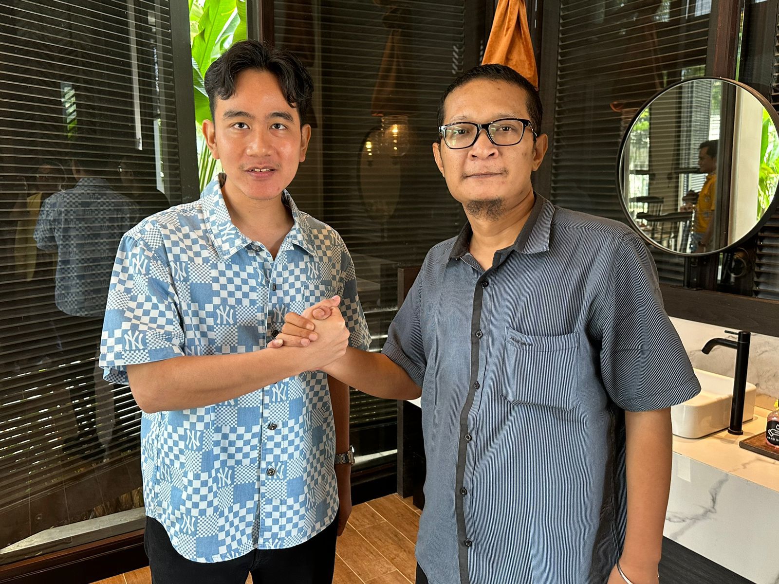 Komandan Strategi SAKTI, Parlindungan Simarmata (kanan) bersama calon wakil presiden terpilih Gibran Rakabuming Raka