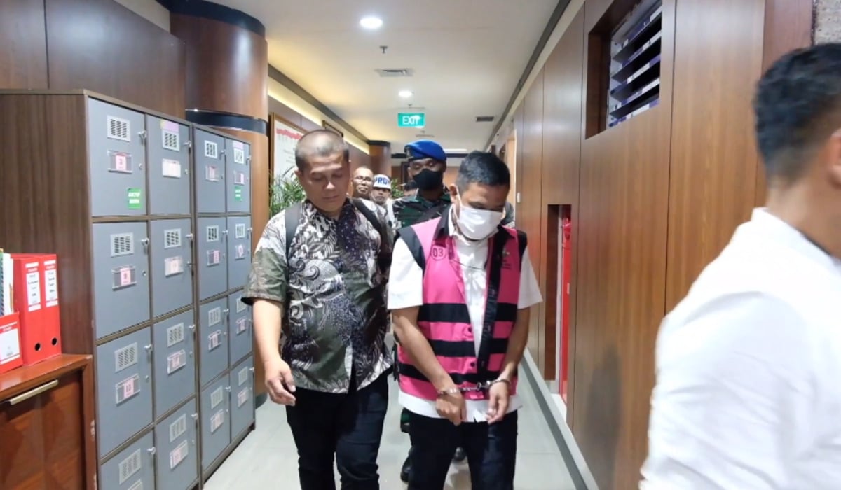 Para tersangka baru kasus korupsi komoditas timah digiring di Kejaksaan Agung.