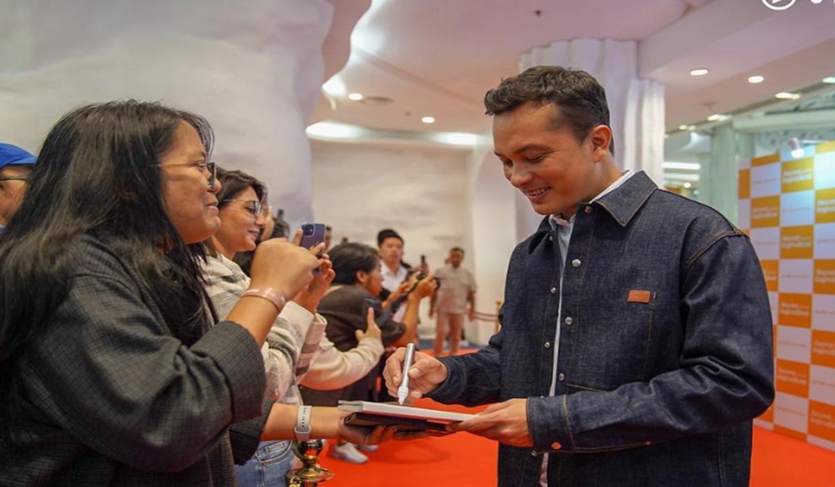 Aktor Nicholas Saputra (kanan) kala jumpa penggemar di acara peluncuran serial Secret Ingredient.