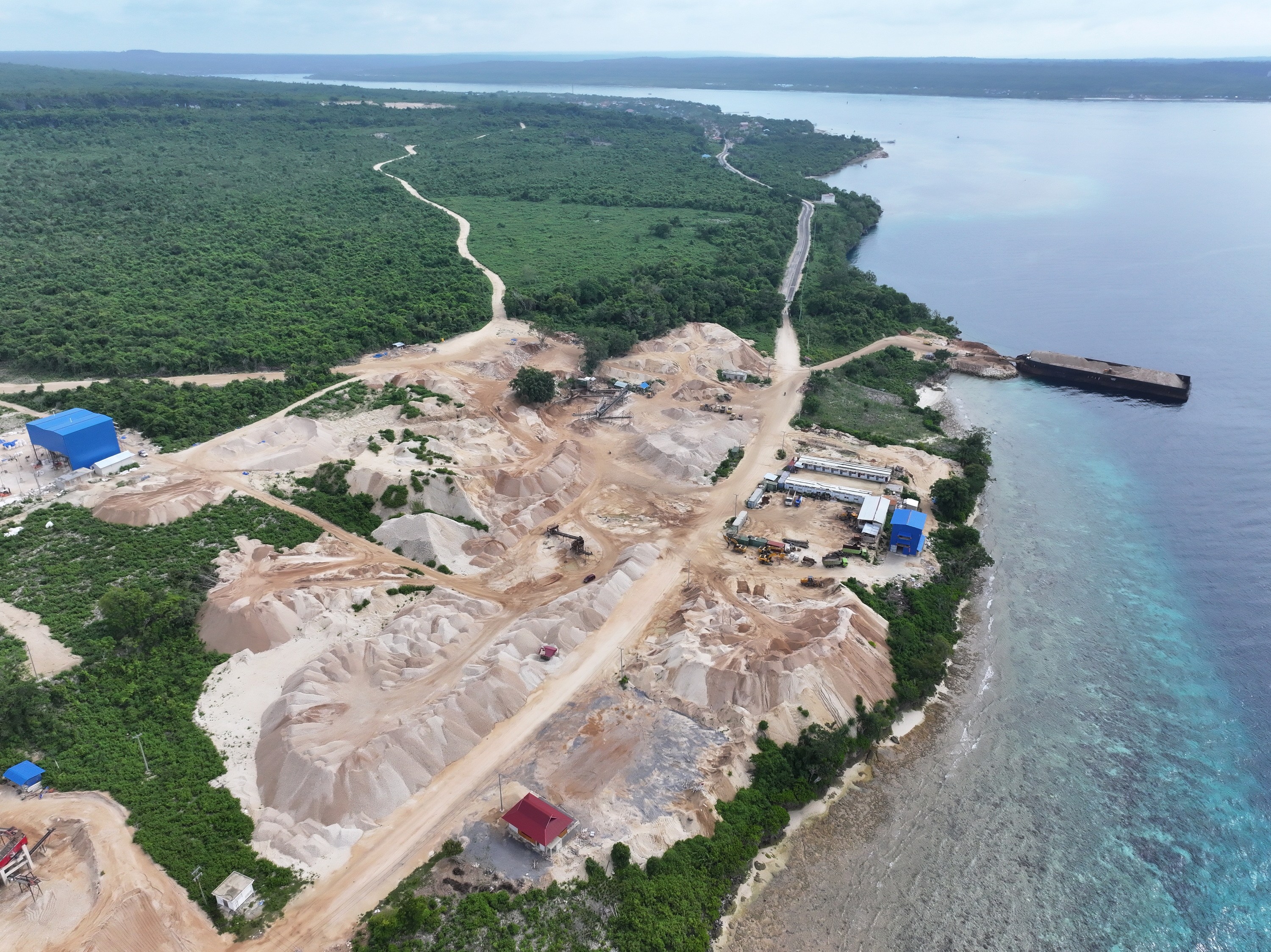 Aktivitas  tambang batu gamping di Desa Gundu-gundu, Kecamatan Mawasangka, Buton Tengah, Sulawesi Tenggara.