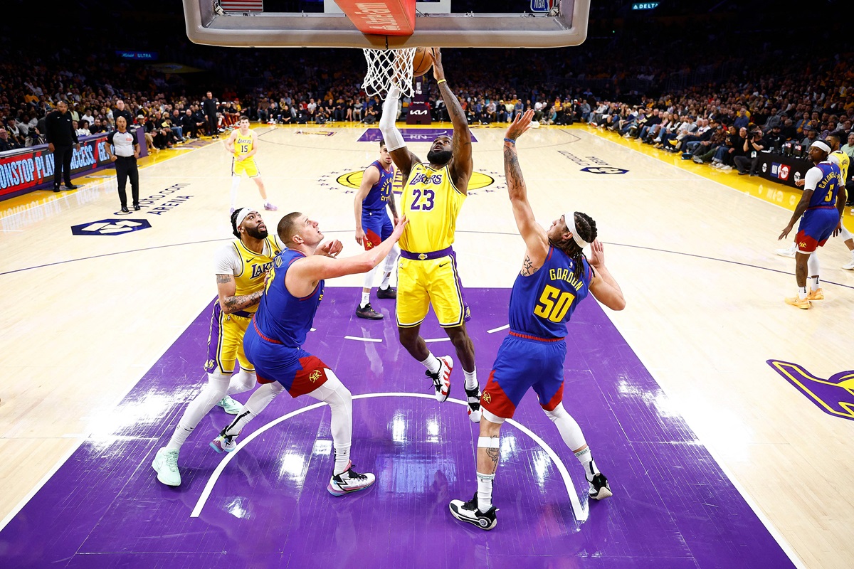 LeBron James menjadi bintang saat Los Angeles Lakers berhasil bertahan dalam playoff NBA dengan kemenangan atas Denver Nuggets. 