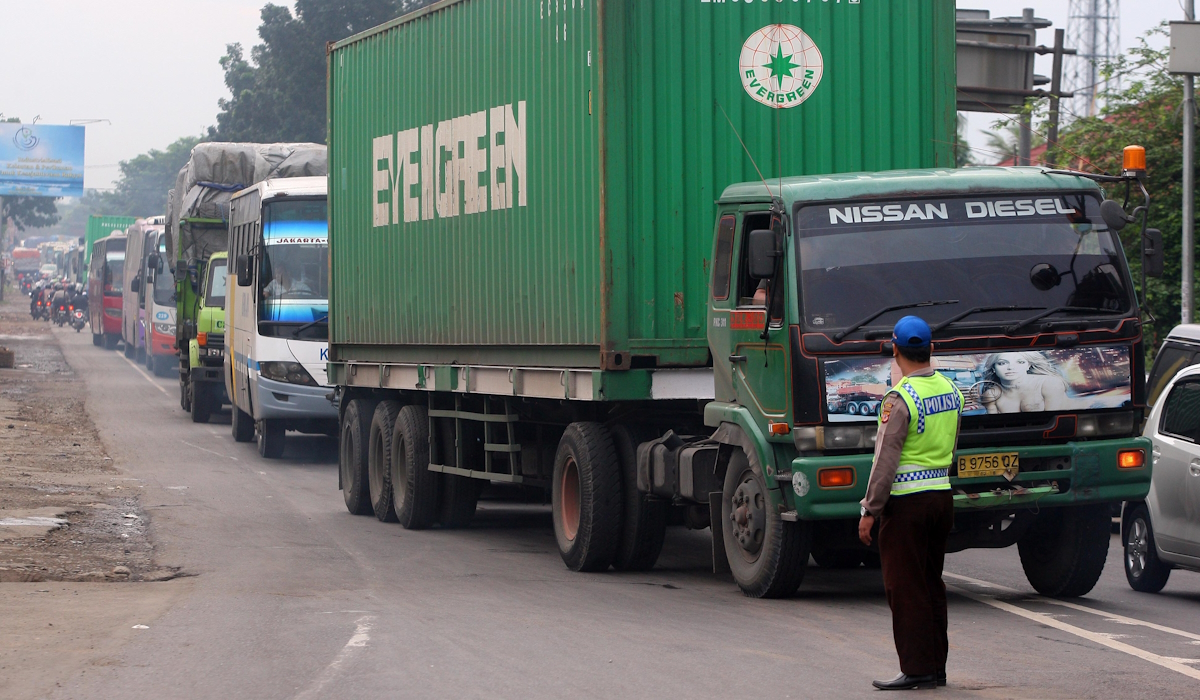 Kendaraan pengangkut melewati jalur Pantai Utara Jawa (Pantura) di kawasan Subang, Jawa Barat, 