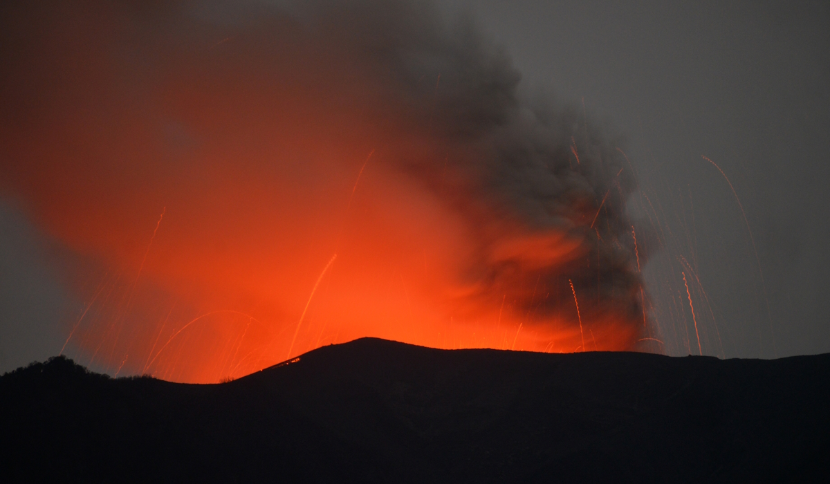 Gunung Marapi mengeluarkan abu vulkanik dan batu pijar saat meletus terlihat dari Jorong Batang Silasiah, Nagari Bukik Batabuah, Agam Sumbar