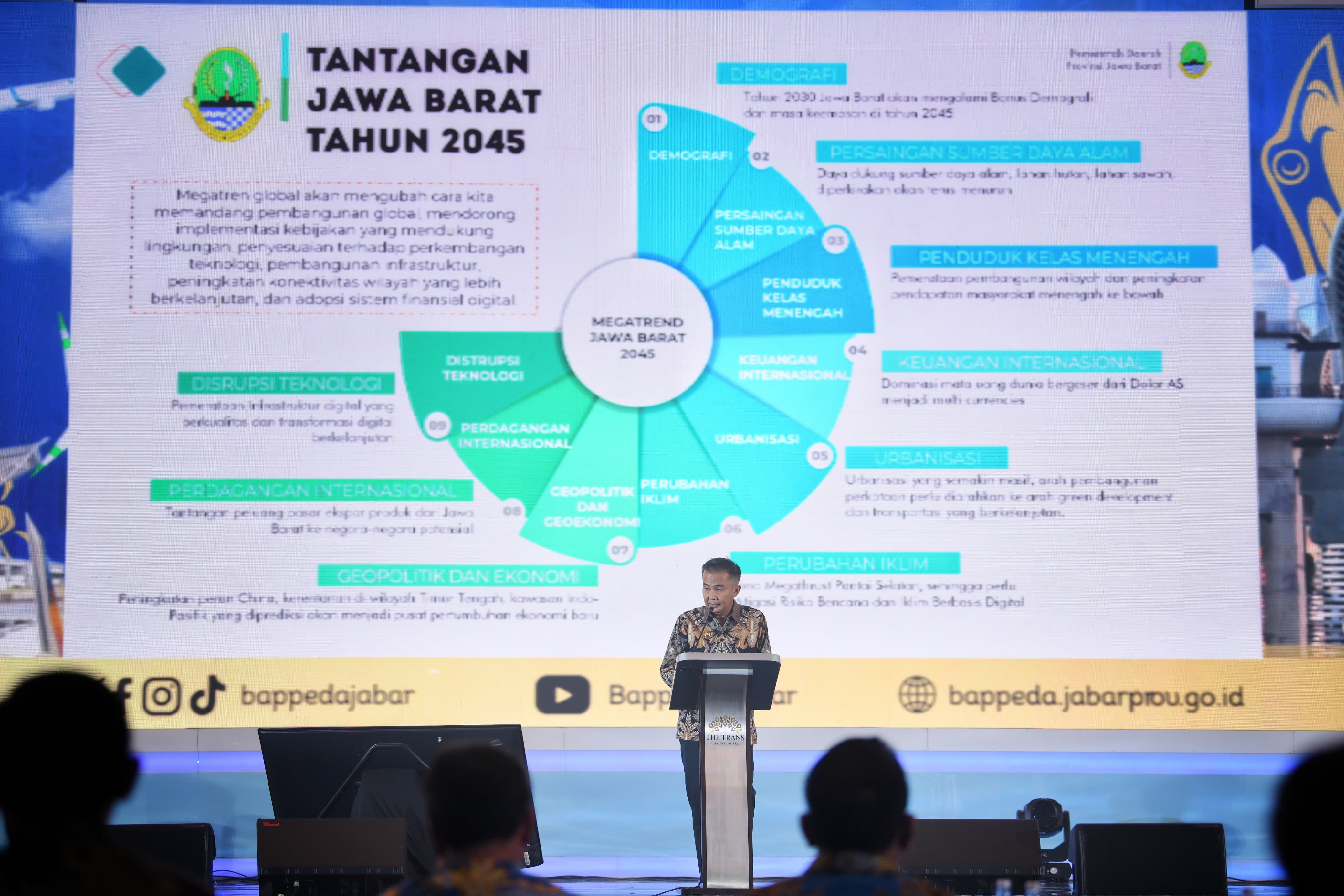 Penjabat Gubernur Jawa Barat Bey Machmudin saat membuka musyawarah perencanaan pembangunan 