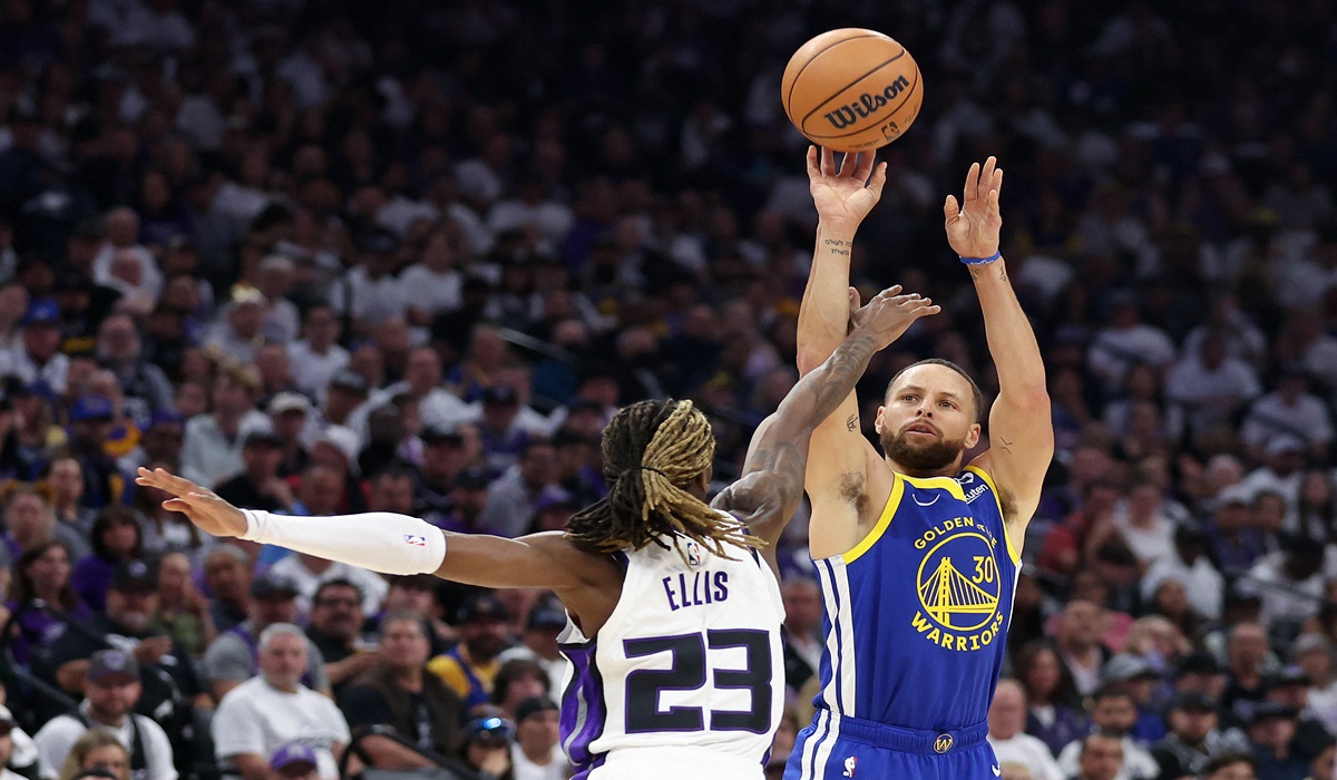 Stephen Curry Raih Penghargaan NBA Clutch Player of the Year