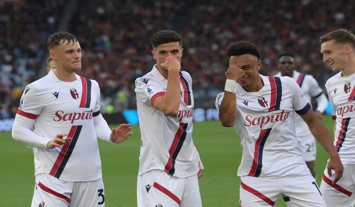 Para pemain Bologna melakukan selebrasi usai mencetak gol ke gawang AS Roma di laga Serie A.