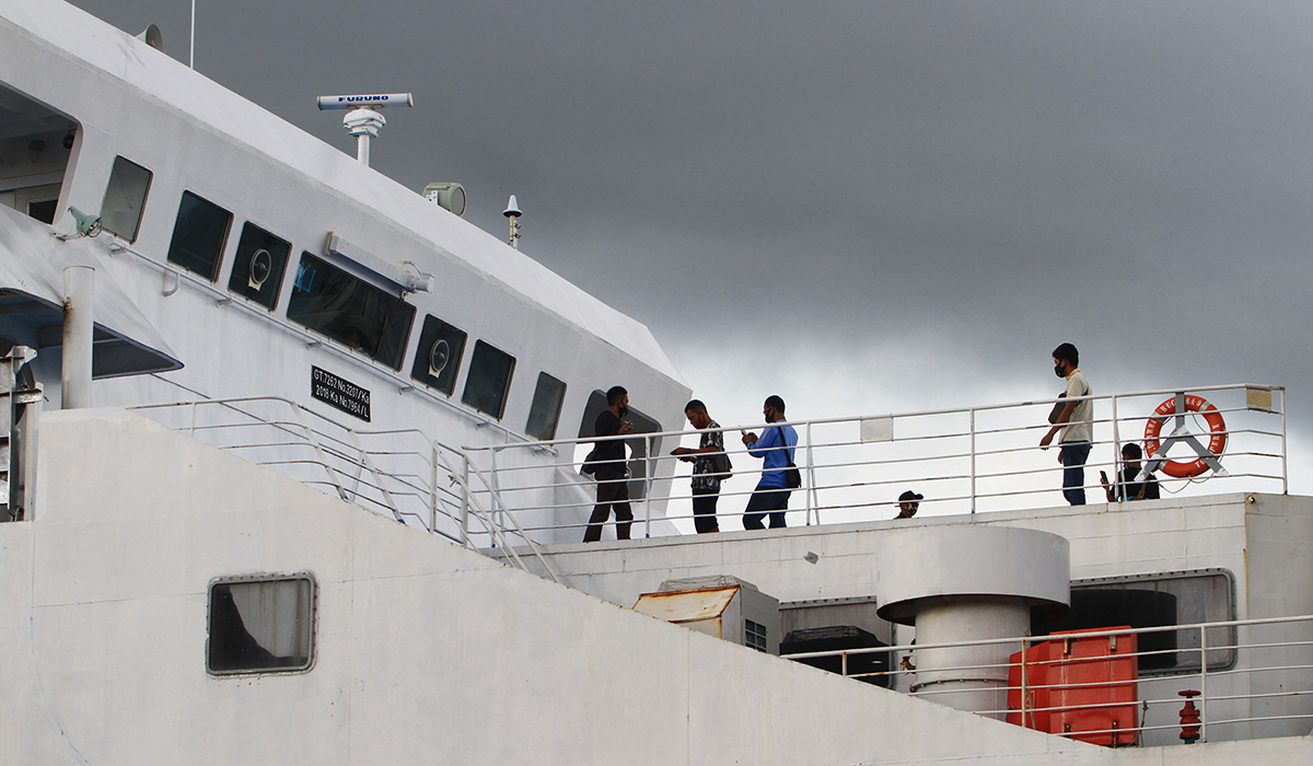 Sejumlah Pekerja Migran Indonesia (PMI) dari Malaysia berdiri di geladak KM Dharma Rucitra 9 di Pelabuhan Dwikora, Pontianak, Kalbar.